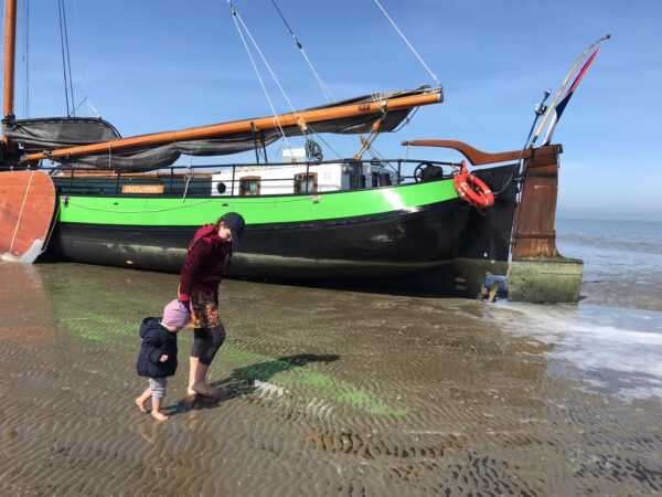 op zandbank met kids@gouden vloot zeilreizen